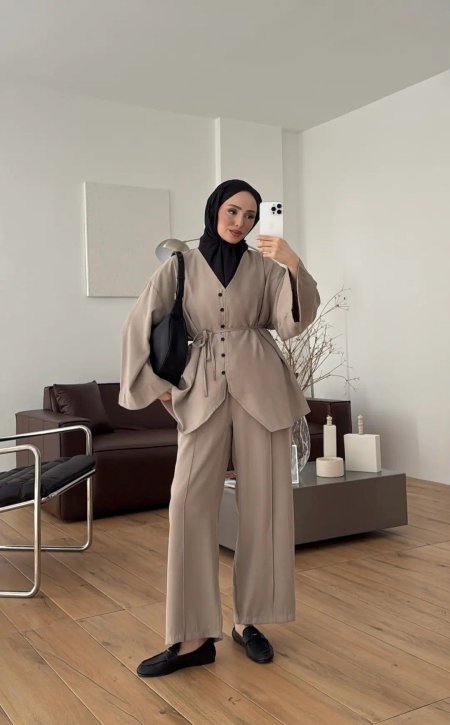 طقم باللون الطحيني